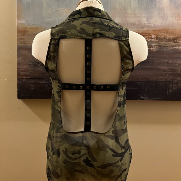 Seduction sheer camouflage top with open back - Picture 4 of 7